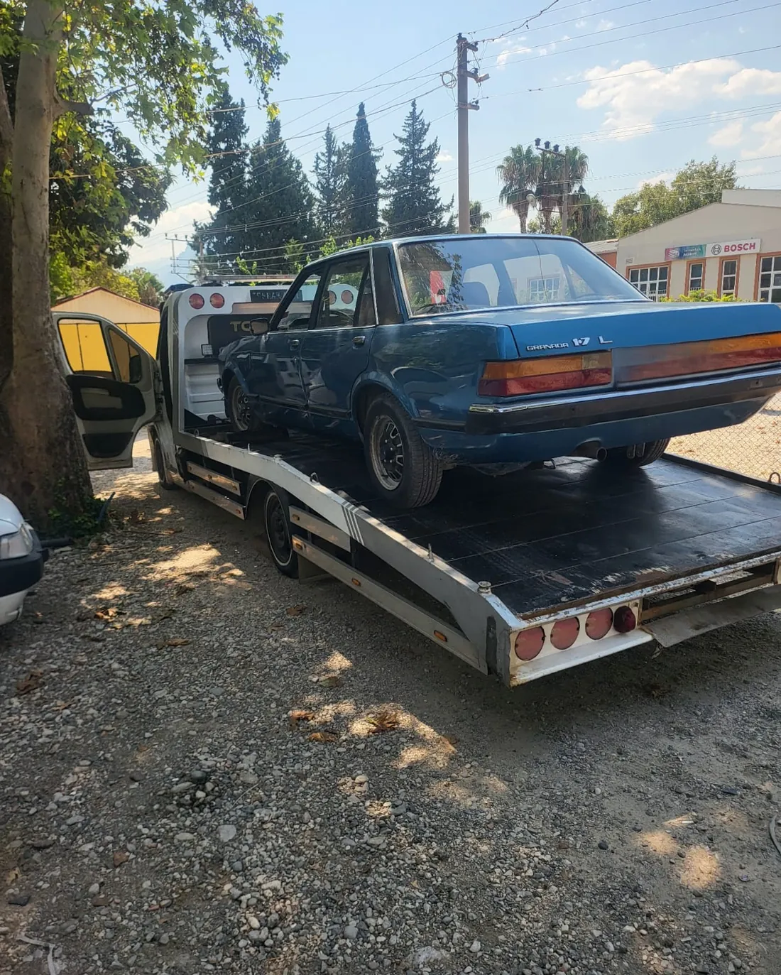Aksu'da arızalı bir otomobili taşıyan Antalyaat24 oto çekici