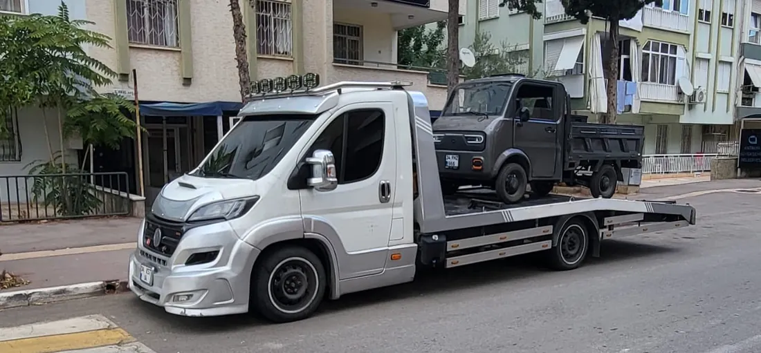 Muratpaşa'da küçük kamyonet taşıyan Antalyaat24 oto çekici